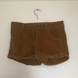  - Bruna Manchester shorts från United Colors of Benetton. Som nya! 