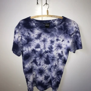  - Tie-dye t-shirt från new yorker! Knappt använd så inga konstigheter på den, den är från herravdelningen och jag som är normalt sätt M på t-shirts tycker den sitter typ som M       betalning sker via swish, 50kr + frakt!