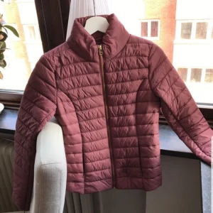  - En fin jacka i storlek xs  Inte använd så mycket  Billigare vid snabb affär ;)