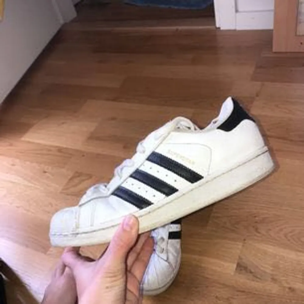 Fräscha vita Adidas superstar sneakers. Köpta för: 999 kr . Skor.