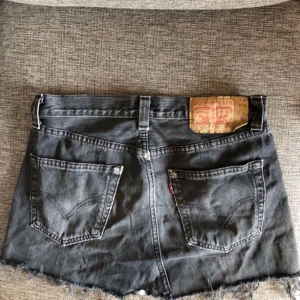  - Supersnygg jeanskjol från Levis, köpt här på Plick men tyvärr för liten för mig! 50kr i frakt!