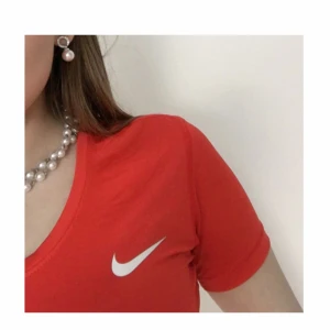  - nike träningströja i storlek s. den är väldigt tajt så den passar även mig med storlek xs. kontakta för frågor/mer bilder 🌷