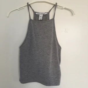  - Fin tröja från nelly! Använd några gånger men ser helt ny ut! 