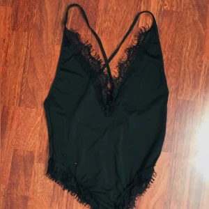  - En svart body i storlek S✨✨