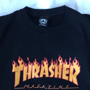  - Svart Thrasher T-shirt, fejk och för cool för mig. Small fast oversized✨