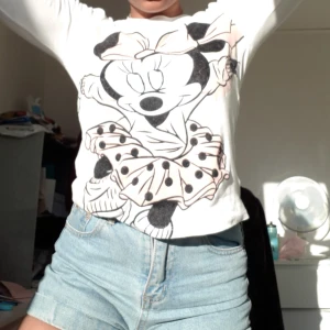  - Långärmad tröja från Disney H&M med ett tryck på Mimmi Pigg. Det är för ljust på 2 av bilderna men på andra bilden ser man trycket tydligt.