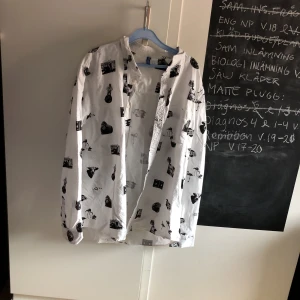  - Skjorta från herravdelning på h&m, nästintill oanvänd! Köparen står för frakt och pris kan diskuteras🌸 