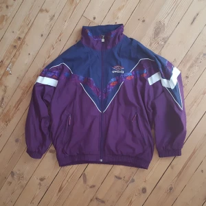  - Vintage Umbro jacka som behöver en ny ägare! Betalning sker via swish och köparen står för frakten :)