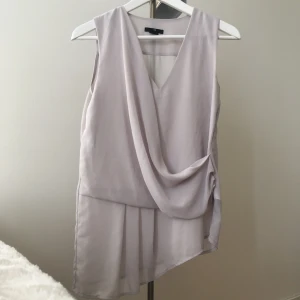  - H&M blus. Använd 1 gång. Säljer pga ändrad stil.   Kan mötas upp i Sthlm eller står du för frakt 🌻