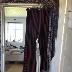  - Superfina randiga byxor från Zara. Är aldrig använda och lappen sitter kvar!! Är i storlek L((: