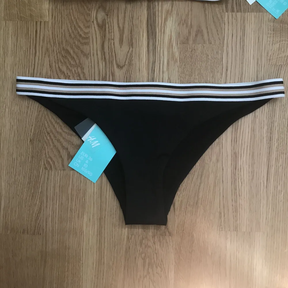 Oanvänd bikini från H&M!  Överdel: strl 36  Underdel: strl 36  Priset avser båda delarna tillsammans.   Kan mötas upp i Stockholm eller frakta. (Köparen står för frakten)    . Övrigt.