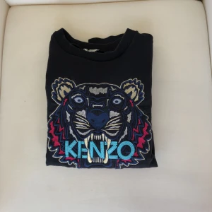  - Svart Kenzo hoodie. Ändats använd ett fåtal ggr. Bra skick!