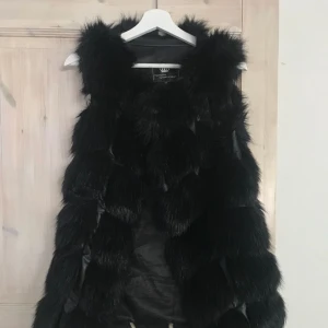  - Använd några få gånger så i bra skick! Nypris 1000kr köparen står för frakten, och tar betalt via swish! Inte äkta päls! Den har fickor oxå