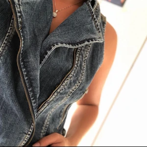  - Jeans väst aldrig använd. Storlek 40 men passar fint som en storlek 38 också. Kan mötas upp i Helsingborg 