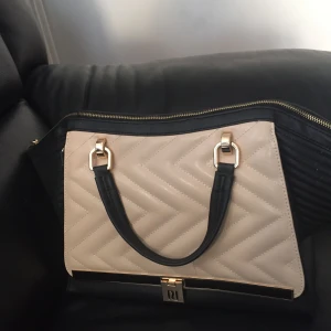  - Den är en fin väska från River Island! Använt den bara 1 gång. Obs! Angående betalningar så smsa mig privat
