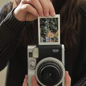 Polaroidkamera med tillhörande film (10 st bilder) Använd endast ett fåtal gånger, säljer den pågrund av att jag använder den för sällan. Köparen står för frakten alternativt så möts vi upp i Borås. Nypris: 1600:- 