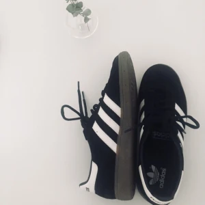  - Adidas Spezial  Nästintill nya Adidasskor. Nypris: 700:-  Använda max 4-5 gånger. / Stl: 42.  Prioriterar snabba affärer. Ev. frakt går att tillgå men bekostas av köparen.  Ha det gott!