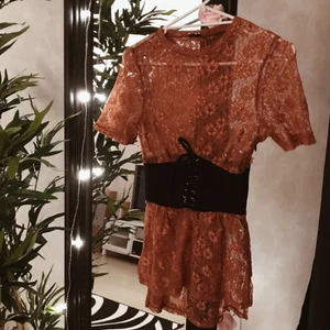  - As snygg spets topp från riverisland, knappt använd!  Köparen står för frakt annars kan jag mötas upp i Falun! 