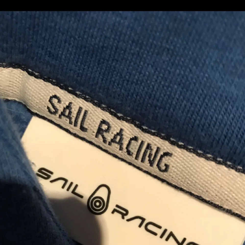 Sail racing hoodie i storlek M men passar mer en S . Hoodies.