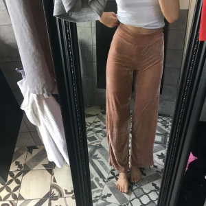  - Gammelrosa festbyxor från Bik Bok i sammet. Använda en gång så i fint skick. Långa i benen. Köparen står för frakten, frakten är inte inräknad i priset. Tar swish