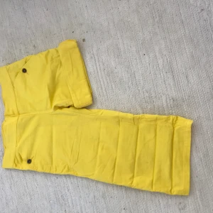  - Gula kortbyxor Levis 