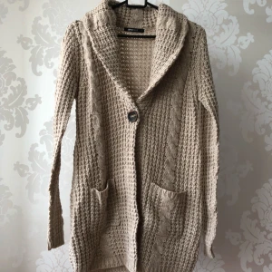  - Lång kofta i nyskick. 