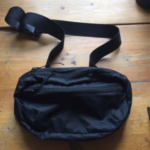  - Fanny pack från Weekday skickas inte utan möts upp i Stockholm 