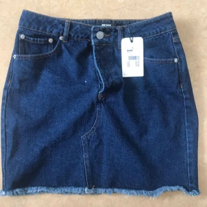  - Helt ny jeanskjol från Bikbok som jag tyvärr måste sälja då den är för liten i storleken för mig...  så hopppas någon annan lycklig själ får användning av den! 💙