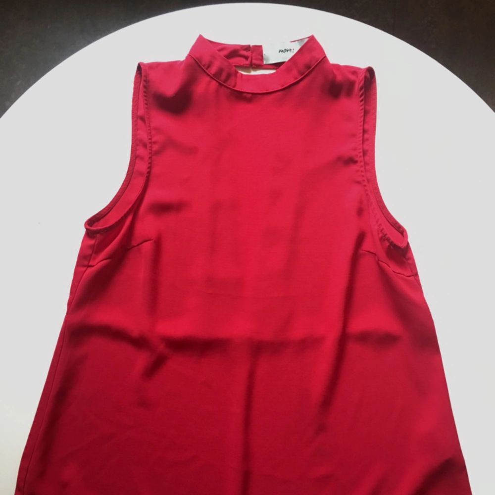 Rött linne från Minimum med snygg öppning i ryggen. Knappt använt. Nypris 500kr.. Toppar.