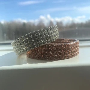  - Två assnygga armband, båda för bara 40 kr! Kostade 120kr/styck nya. Inga skavanker!