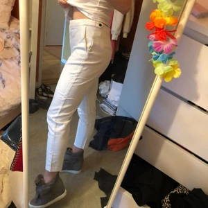  - Vita kostymbyxor från mango!🌷 Fickor framtill, perfekt skick! Superskönt material. Perfekt till flesta årstiderna. Säljes pga tyvärr för stora.. köparen står för frakt💕