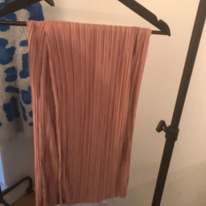  - Snygga plisserade byxor i fint skick fr Nelly 