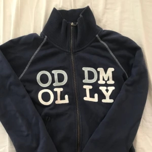  - Fin odd molly tröja. Ena dragkedjan på fickan är sönder därför jag säljer lite billigare. Knappt använd men den är använd men är i bra skick, kan frakta men då står köparen för frakten☺️