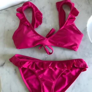  - Snygg och söt bikini från Nelly. Fantastisk färg! Storlek 36. Använd 2 gånger! 
