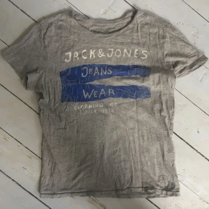  - Skön T-shirt, inte mycket använd alls. Köpt på killavdelningen och sitter lite baggy på mig. Köparen betalar frakt, samfraktar givetvis☺️ Kan mötas upp i Göteborg eller omkring Åmål! 