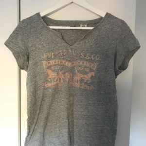  - Snygg och fräsch Levis t-shirt, använd ett fåtal gånger