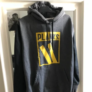  - Härlig och go hoodie från Planks. Använt som ”mysig tröja” på kalla kvällar eller bara över en klänning tex. Superskön! 