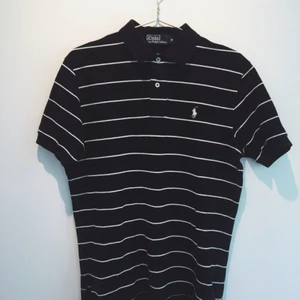  - Klassisk piké från Ralph Lauren. Normal passform och bra skick. 