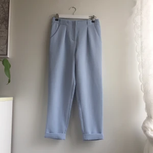  - Fina babyblue kostymbyxor-ish(?) från BikBok. Ganska stora så passar mer en S. FRI FRAKT!! 