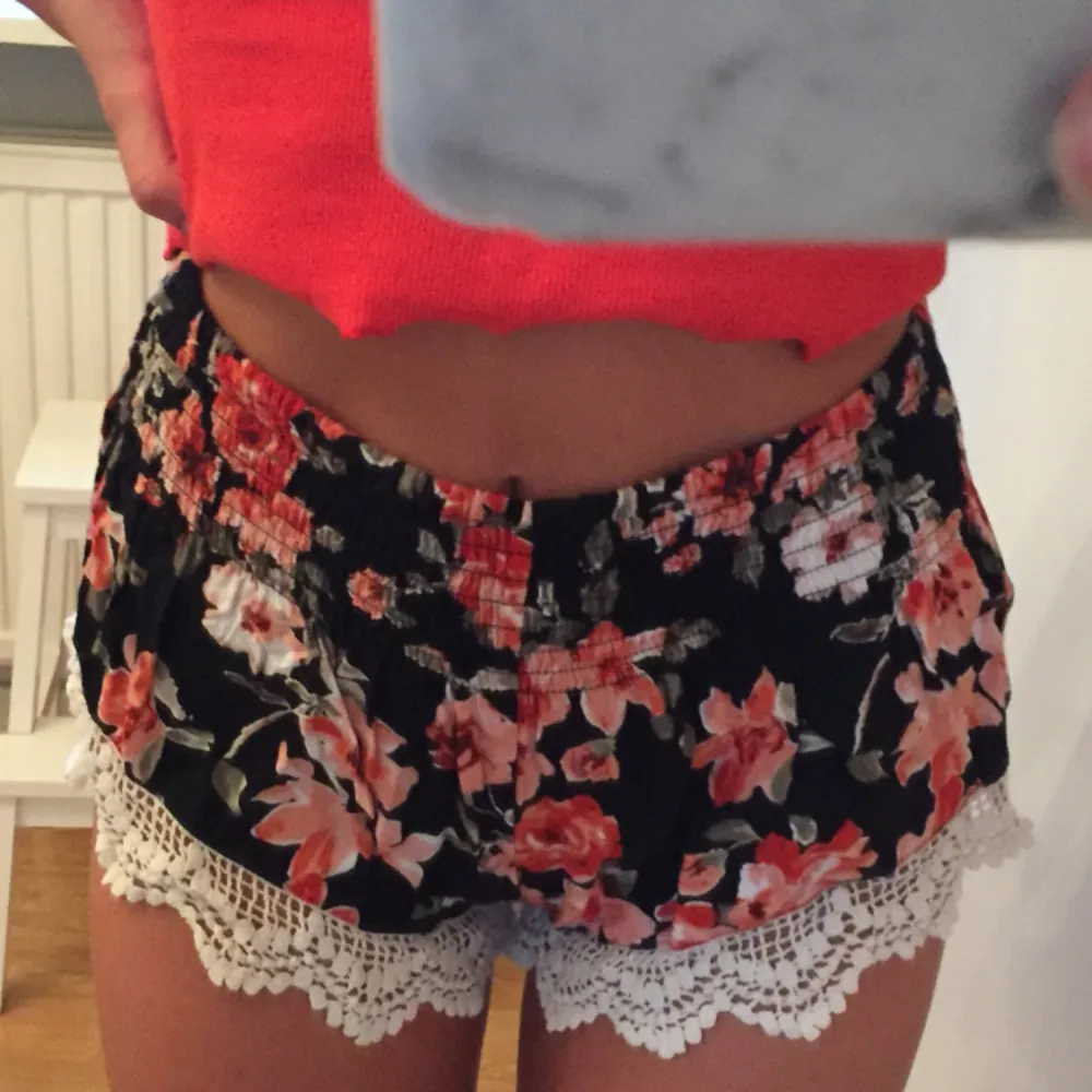 Gulliga shorts i fint blommönster. Använda fåtal gånger och i fint skick Priset inkluderar frakt. Shorts.