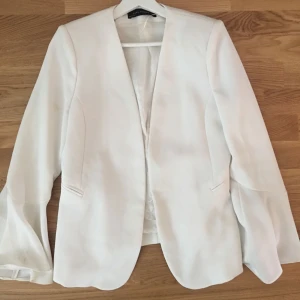  - Säljer min fina blazer från zara! Jättefin till våren & sommaren men kommer tyvärr inte till användning. Nypris : 700kr