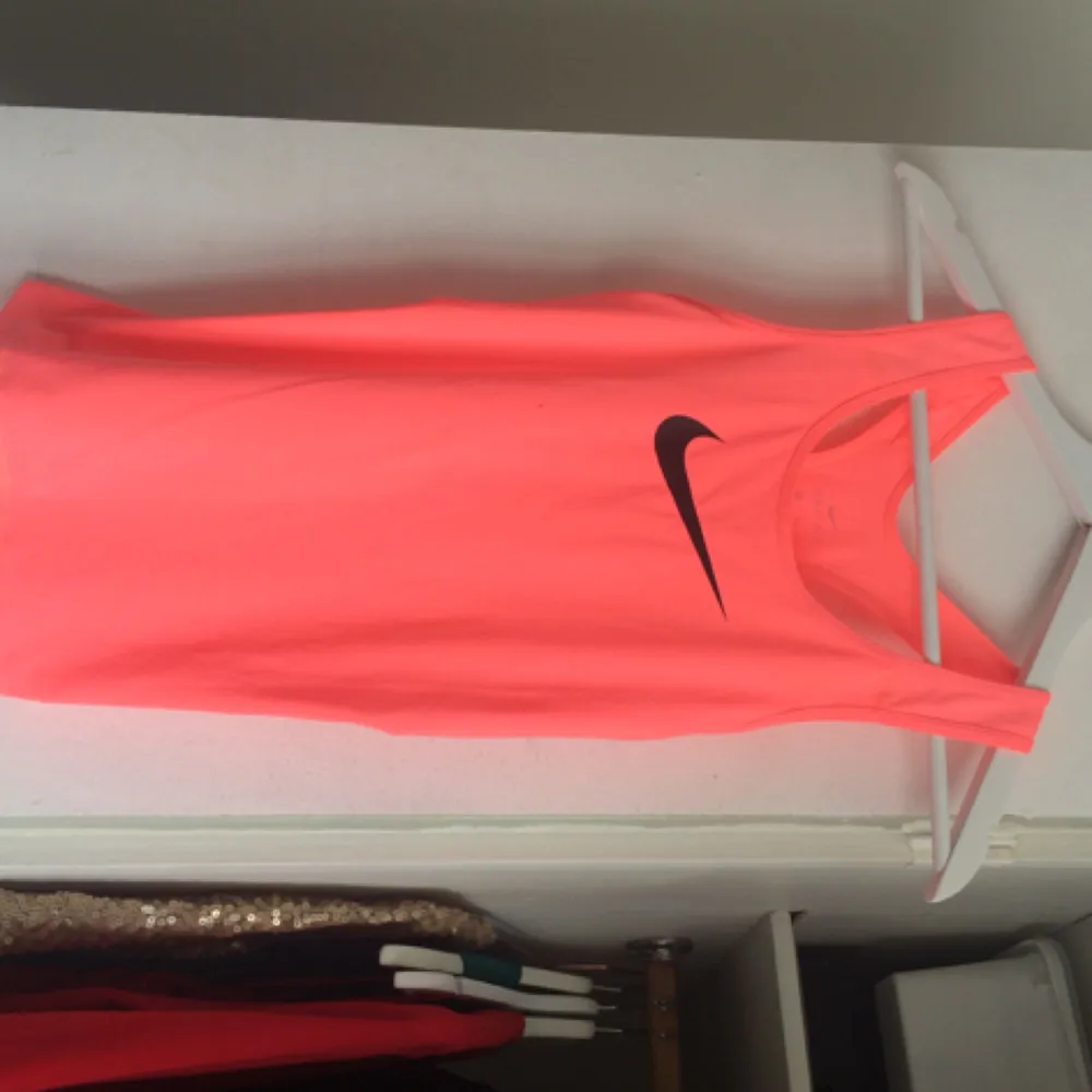 Neonrosa dry-fit träningstopp Nike XS helt ny, endast testad hemma . Toppar.