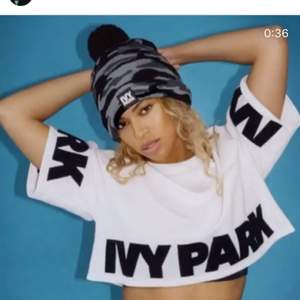 Sjukt snygg topp från Beyonces märke Ivy Park! Använd endast en gång. Frakten ingår i priset :)
