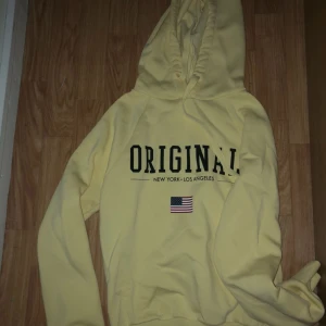  - As cool hoodie från Gina. Storlek xxs men passar upp till s