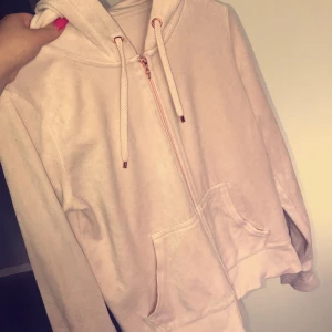  - rosa tröja från Cubus med luva. Storlek M.   Tjej bosatt i Västerås. DM:a vid intresse! Pris kan diskuteras. Inga byten. Köparen står för eventuella fraktkostnader. 😃 tar swish & kontanter 💸 