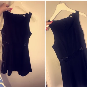  - Från H&M. Med spets rand i mitten. Storlek 38  Tjej bosatt i Västerås. DM:a vid intresse! Pris kan diskuteras. Inga byten. Köparen står för eventuella fraktkostnader. 😃 tar swish & kontanter. 💸