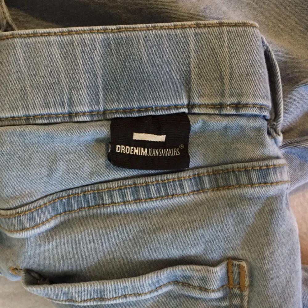 Sjukt bekväma jeans från dr denim. Har använt de ca 1-2 gånger oh känner inte för att ha kvar. Köparen står för frakten . Jeans & Byxor.