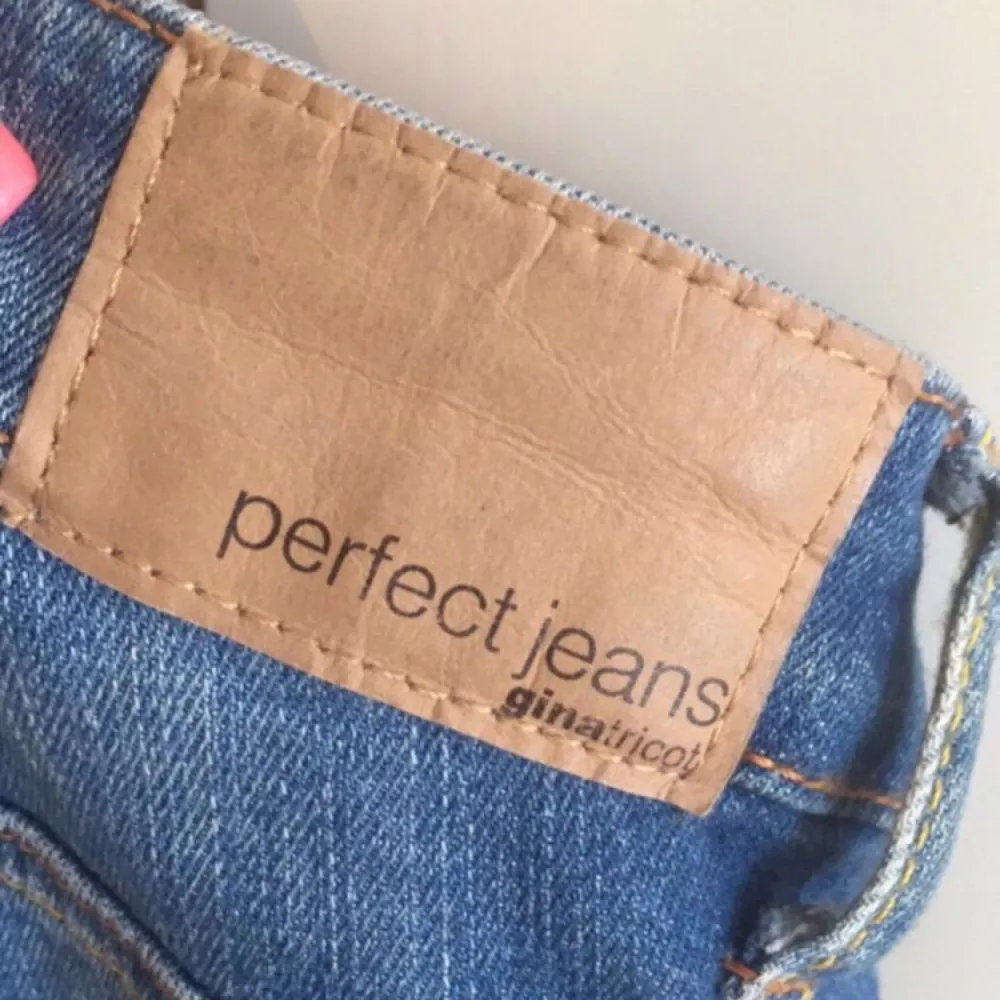 lisa jeans i storlek 36 inköpta på gina tricot för 399:-. Jeans & Byxor.