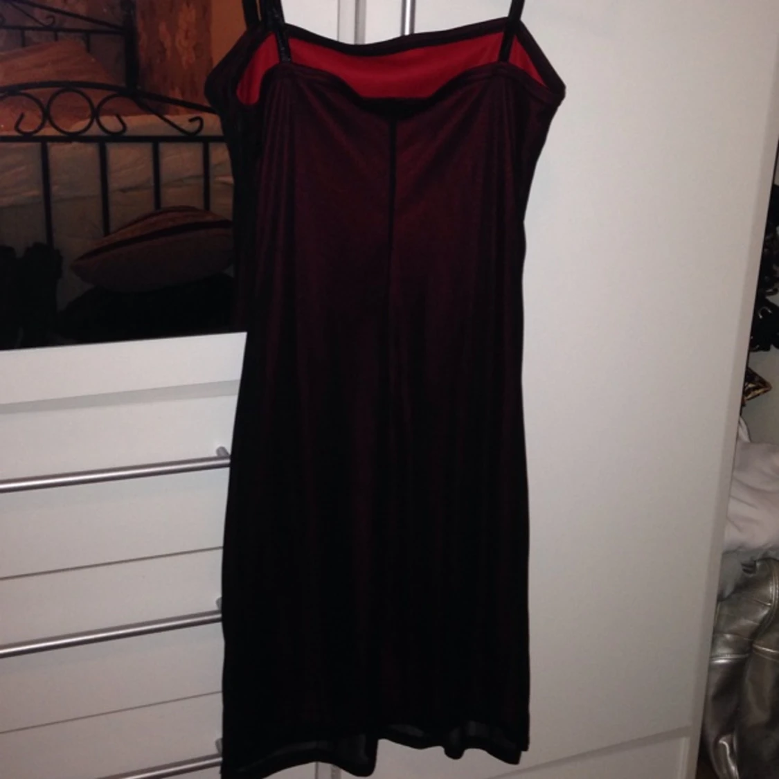 Vinröd finklänning med vackert silvermönster fram. Från West One, nypris 899kr, oanvänd! - 1390937102