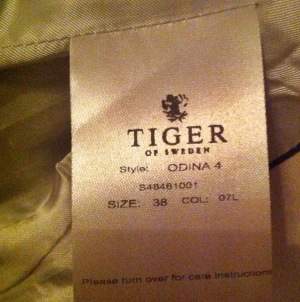 Tidlös Tiger of Sweden kavaj med känsla av Jackie Kennedy. Färgen är off white. Bra skick! - Tidlös Tiger of Sweden kavaj med känsla av Jackie Kennedy. Färgen är off white. Bra skick!